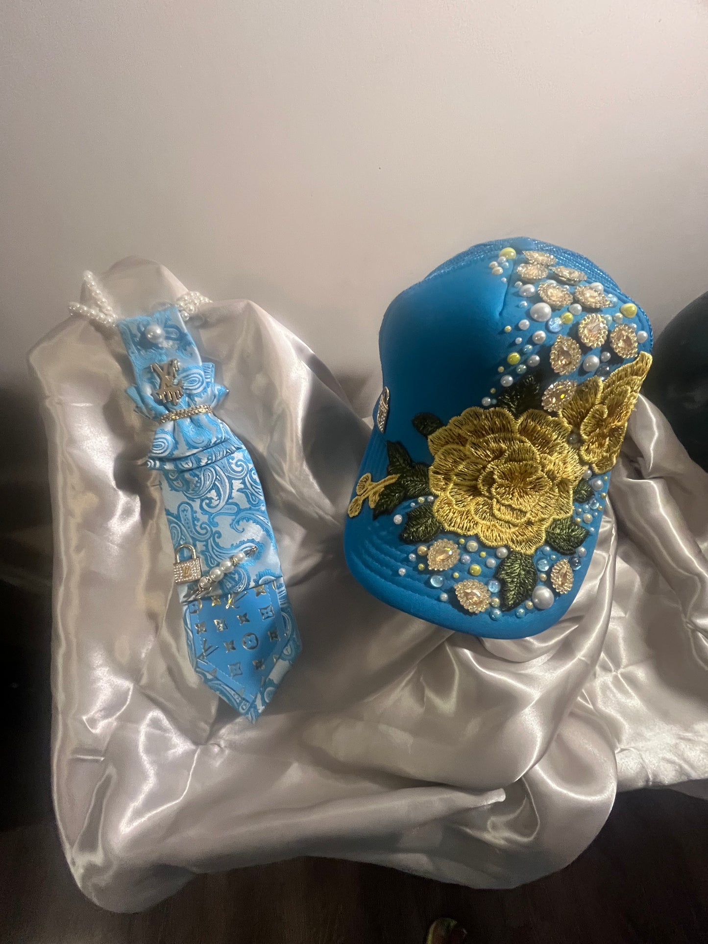 Bougie trucker hat & Upcycled necktie sets